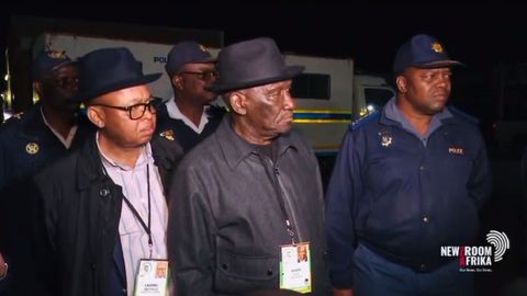 El ministro sudafricano de Seguridad, Bheki Cele, asegur� que, aunque las identidades de los detenidos a�n deben comprobarse, se cree que todos eran extranjeros