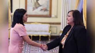 La presidenta encargada de Venezuela, Delcy Rodr�guez (a la izquierda), saluda a la coordinadora Dinorah Figuera.