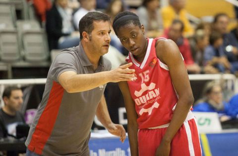 N�cega dando instrucciones a la p�vot nigeriana Ivy Abiona, �nica internacional del Ensino. 