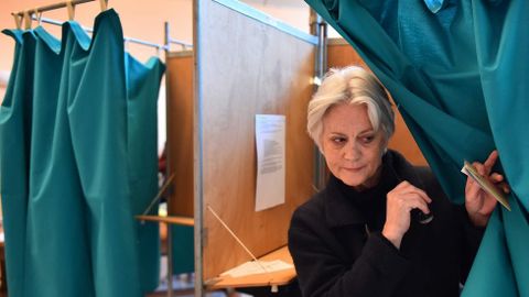 Primera vuelta de las elecciones presidenciales de Francia.Penelope Fillon y sus dos hijos, han acudido juntos a votar