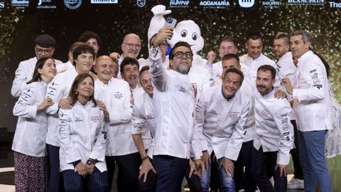 Quique Dacosta en Murcia sacndose el ya tradicional  selfie  con el resto de cocineros con tres estrellas Michelin