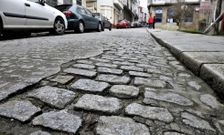 Adoquines hundidos en la calle San Francisco, una de las principales v�as de Ferrol Vello. 