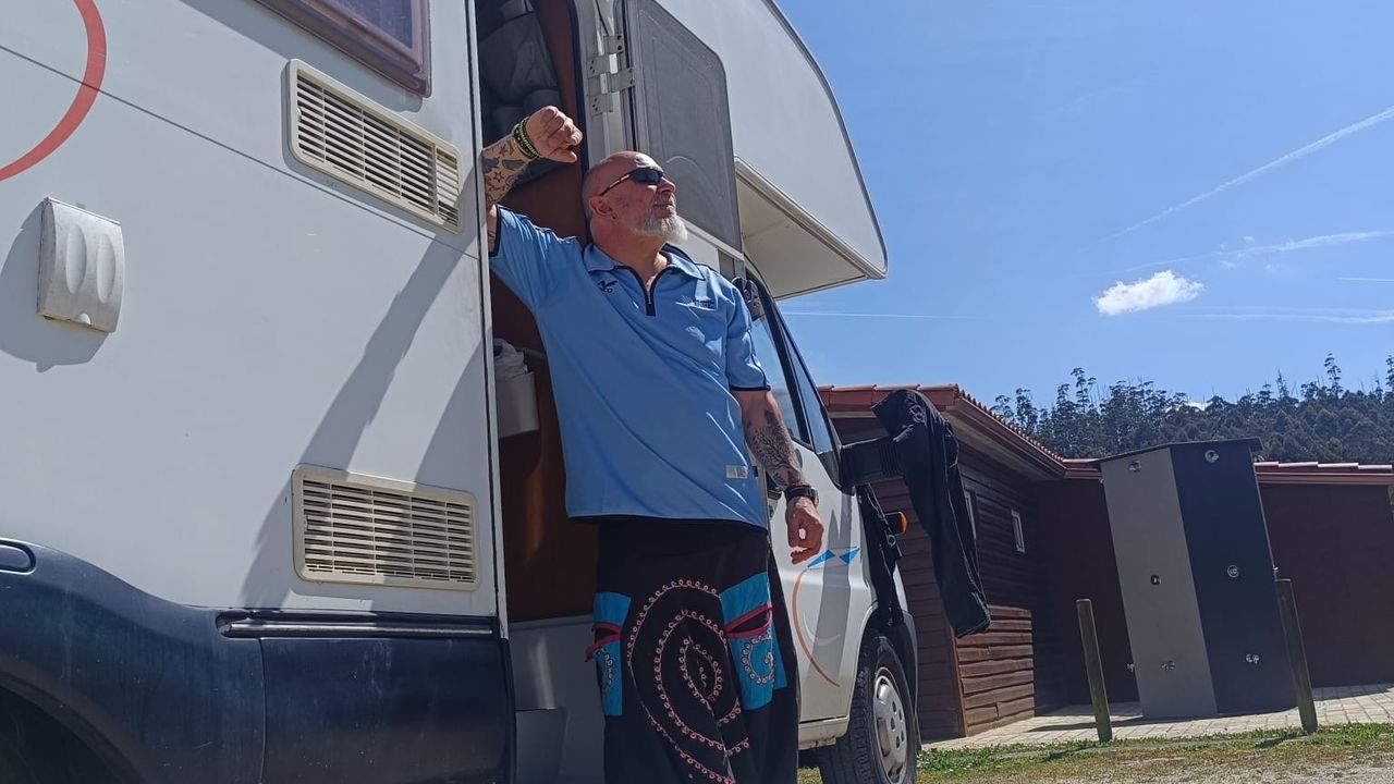 El jefe de sala que vive en una autocaravana junto al restaurante