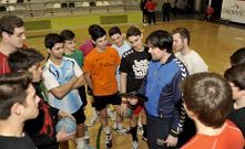 El entrenador, Diogo, junto a los jugadores antes del inicio de una de las sesiones preparatorias antes del sector.