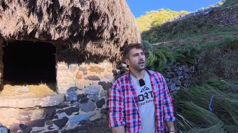 Dani junto�a un antiguo teito de La Pornacal