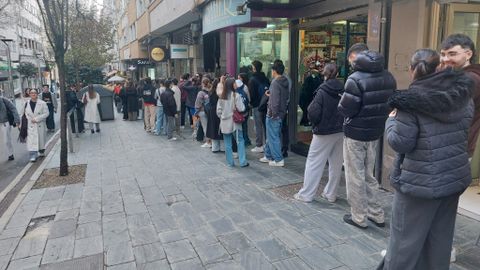 Colas en las puertas de la discoteca Circus para conseguir entradas para carnavales.