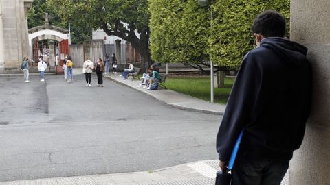 Los alumnos aprovechan los descansos entre examen y exanen para repasar