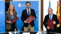 Los conselleiros de Poltica Social, Fabiola Garca, y de Presidencia, Xustiza e Deportes, Diego Calvo, con el presidente del Consello da Avogaca Galega, Luis Torres