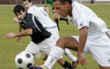 Davic�n, a la izquierda, trata de neutralizar la internada de Fabrice en un partido Ferreira-Lemos.