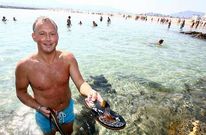 Ba�istas en la playa de A Rapadoira, pese a continuar izada la bandera roja.