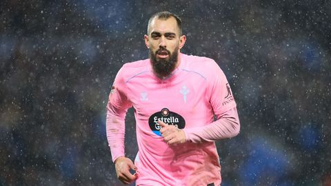 Borja Iglesias, durante el partido de este domingo entre Celta y Real Sociedad.
