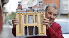 Carlos Mac�as, con su maqueta del Rena, para la que le cost� mucho encontrar documentaci�n gr�fica