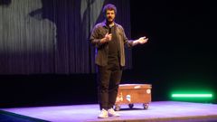 Touri��n, con su espect�culo titulado �Aqu� tou!�