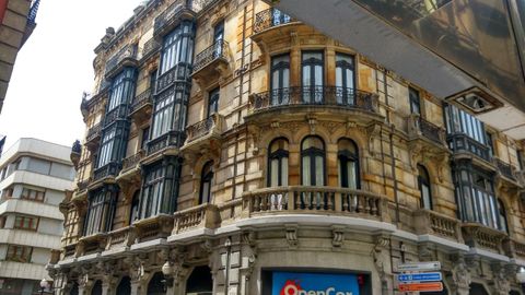 Edificio del n�mero 30 de la calle de San Bernardo, en Gij�n