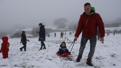 En el alto de San Marti�o, en Ourense, muchas familias disfrutaron de la nieve