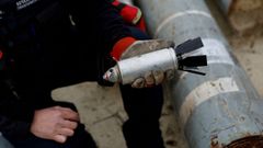 Un militar ucraniano sostiene una bomba de racimo desactivada lanzada por el Ej�rcito ruso en la regi�n de J�rkov