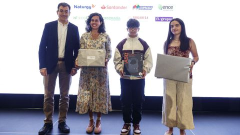 PREMIOS PRENSA-ESCUELA 2025/26. O conselleiro de Educaci�n, Ciencia, Universidade e FP, Rom�n Rodr�guez, entregou os premios de Mellor Xornalista Xuvenil na categor�a de FP/bacharelato. A ga�adora, Noa Gueimonde, non poido asistir, pero si o seu irm�, David, xunto coa profesora do IES de Ribadeo, Carmen Castelao. Noa ter� uns auriculares e Carmen, uns libros. De segunda quedou Paula Meijide (dereita), do CPR Esclavas, da Coru�a, que levou un port�til.