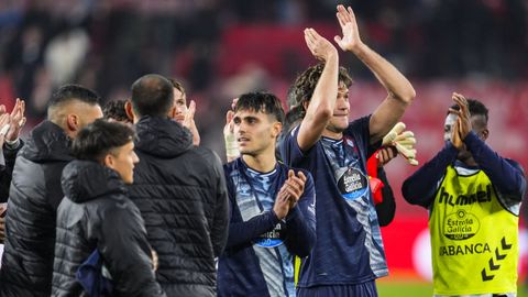 Los jugadores del Celta, celebrando los tres puntos sumados en el S�nchez Pizju�n frente al Sevilla.