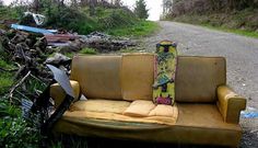 Elementos de pl�stico con pintadas y hasta un sill�n con una pat�n decoran el tramo.