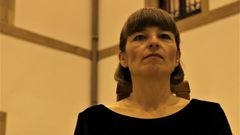 La actriz H�lga M�ndez se convierte en la ciudad de Ferrol en la performance �A cidade est� presente�