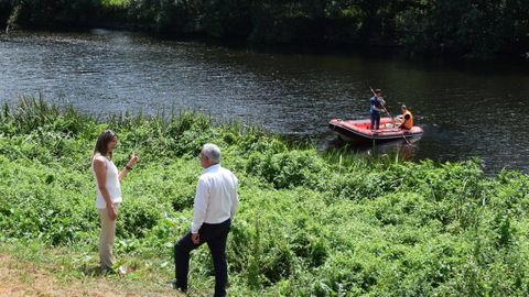 Los t�cnicos miden el caudal del Mi�o en la zona elegida para la playa fluvial