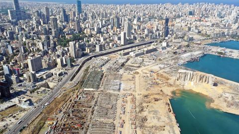 Imagen area del puerto devastado por la explosin