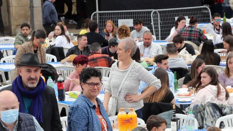 a Comida en la Calle en la que participan unos 15.000 avilesinos con motivo de la celebraci�n de la tradicional Fiesta del Bollo