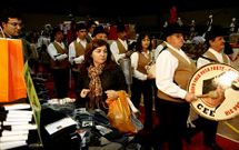 El grupo folcl�rico Peta Forte anim� la tarde con una actuaci�n musical entre los puestos.