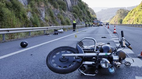 Estado en el que qued� la motocicleta en la que viajaba el fallecido, tras�el accidente en la autov�a A-52.