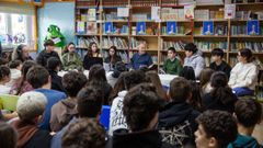 El genetista �ngel Carracedo, con alumnos del CPI As Revoltas hace unos d�as