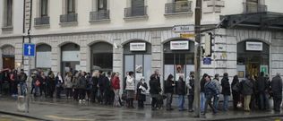 <span lang= es-es >Una larga espera</span>. Cientos de ciudadanos volvieron a hacer ayer cola ante las oficinas de cambio suiza (en la foto, Ginebra) para cambiar sus francos por euros. La divisa helvtica alcanz ayer la cotizacin ms alta de la historia frente a la moneda nica. 