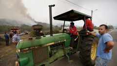 Ante la falta de medios, los vecinos de Chavaga y Cereixa, en Monforte y Broll�n respectivamente, se las apa�an con palas y cisternas