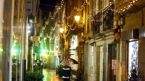 Restricciones de la pandemia, como el cierre perimetral de Galicia, y mal tiempo hacen de este puente de la Constitucin el menos concurrido que se recuerda, con calles tan vacas como esta del corazn de Viveiro, la Pastor Daz