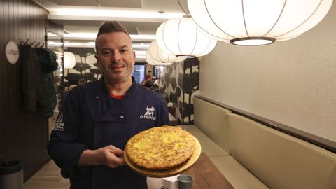 Santiago Gonz&aacute;lez Frey, de O Piorno, junto a la tortilla de patatas de su local