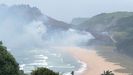 Incendio junto a la playa de Rodiles
