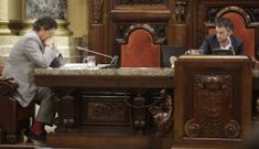 El secretario, Manuel Jos� D�az, y el alcalde Xulio Ferreiro, en la mesa presidencial. 