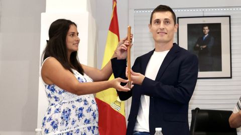 Luis Insua recibe el bastón de mando tras ser proclamado alcalde