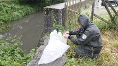 Imagen de archivo de un agente medioambiental recogiendo muestras de un vertido en el r�o Asma