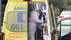 Un t�cnico en emergencias sanitarias (TES), en el hospital Montecelo, en Pontevedra