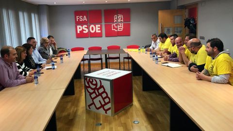 Adriana Lastra, secundada por Adri�n barb�n, Mariv� Monteser�n y Gimena Llamedo, entre otros, se entrevista con el comit� de empresa de Alcoa