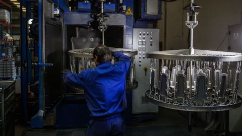 Lnea de produccin en la fbrica de MRF, en O Pereiro de Aguiar