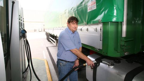 Amador García, propietario de Transportes Paraíso (en imagen de archivo), destaca que en este momento «é moi difícil traballar»