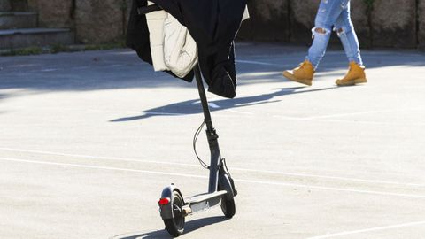 Imagen de archivo de un patinete eléctrico en Carballo.