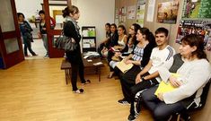 Algunos de los aspirantes esperaban ayer en las dependencias municipales de Vimianzo.