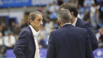 Luis Casimiro, con sus ayudantes, Fern&aacute;n Varela y V&iacute;ctor P&eacute;rez, en la visita del Murcia al Pazo.