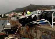 La valla y las embarcaciones evitaron que el turismo siniestrado en Camelle acabase en el mar.