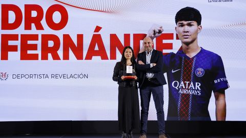 Dro Fern�ndez fue elegido el deportista revelaci�n. Recogi� el premio su madre, Mae Sarmiento, y se lo entreg� Rub�n Santamarta, director de La Voz de Galicia