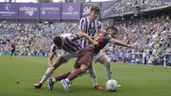 Yeremay intenta zafarse de dos rivales en el partido del ascenso.