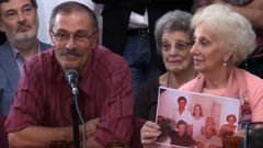 Carlos Alberto Solsona, el padre de la mujer identificada, con Estela de Carlotto, presidenta de las Abuelas de Plaza de Mayo 