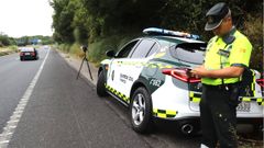 Adem�s de los lectores fijos, tambi�n hay dispositivos port�tiles que manejan las patrullas de la Guardia Civil, como el de la imagen